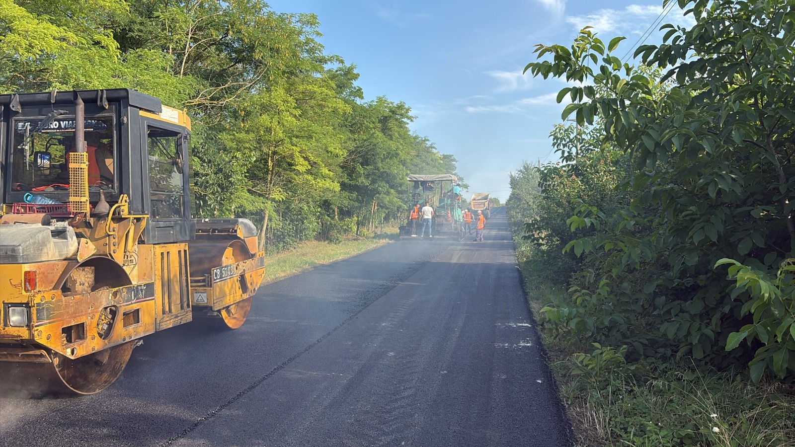 Utilaj compactor și echipa Drumuri Județene Constanța pe un drum județean proaspăt asfaltat